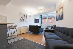 Televisyen dan/atau pusat hiburan di Leeds Elegant Flat in Prime Location - Sleeps 4 - Parking