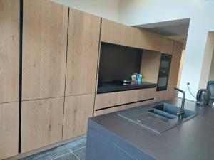 TieltにあるKrie1のキッチン(シンク付)、カウンター(テレビ付)