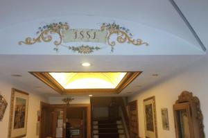 un lucernario sul soffitto di un corridoio di Hotel Erika ad Auronzo di Cadore