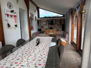 ein Esszimmer mit Tisch und Stühlen in der Unterkunft Tiva kucazaodmor-Fruska Gora in Šuljam