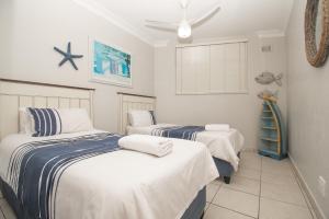 1 dormitorio con 2 camas y 1 dormitorio con 2 camas en 53 Sea Lodge Umhlanga Rocks, en Durban