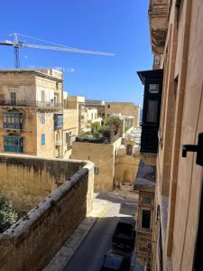 バレッタにあるThe Old Mint House sleeps 15の建物のある街並み +17枚の写真