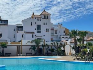 a view of a building with a swimming pool at Apartamentos Roquetas Beach in Roquetas de Mar