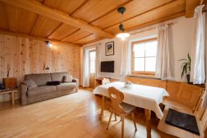 a living room with a table and a couch at Ferienwohnungen Kalchgruberhof in Ultimo