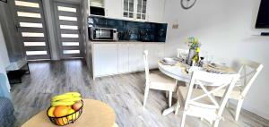 Η κουζίνα ή μικρή κουζίνα στο TriAapart Apartamenty ZŁOTY BRZEG Mikoszewo