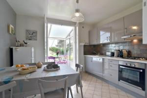 Η κουζίνα ή μικρή κουζίνα στο Karome