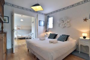 Ένα ή περισσότερα κρεβάτια σε δωμάτιο στο Karome