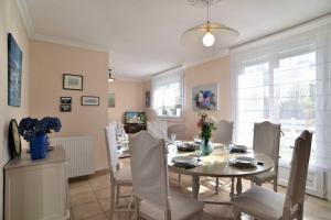 Μια τηλεόραση ή/και κέντρο ψυχαγωγίας στο Karome +16 φωτογραφίες