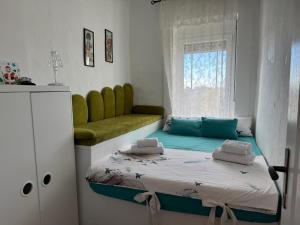 ein Schlafzimmer mit zwei Betten und einem Fenster in der Unterkunft Tiva kucazaodmor-Fruska Gora in Šuljam