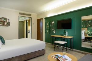 Postel nebo postele na pokoji v ubytování Galilion Hotel