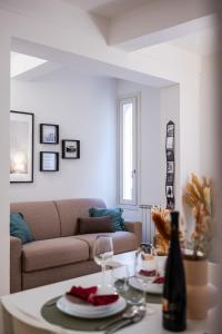 モデナにあるCasa del Fotografo, a due passi dall'accademiaのソファとテーブルのあるリビングルーム