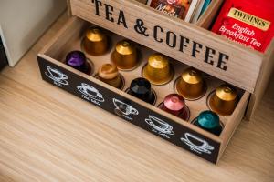 モデナにあるCasa del Fotografo, a due passi dall'accademiaの木箱のお茶/コーヒー