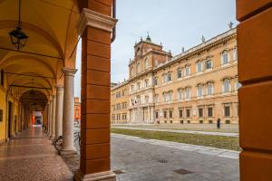 モデナにあるCasa del Fotografo, a due passi dall'accademiaの中庭からの建物の景色