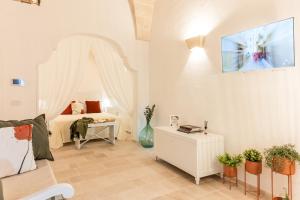 Zimmer mit einem Bett und einem Tisch mit Pflanzen in der Unterkunft Le Antiche Volte in Fasano