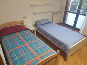 two twin beds in a room with at Serenità in centro città in Senigallia