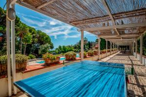an outdoor swimming pool on a house with a pergola at Appartamento Vista Mare - Spriano in Rio Marina