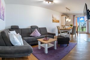 een woonkamer met een bank en een tafel bij Fewo Meerwert by Seeblick Ferien in Kappeln +30 foto's