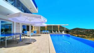 Bazén v ubytování Kalkan 4 Bedroom Villa 2630 nebo v jeho okolí