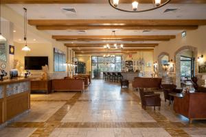 TV a/nebo společenská místnost v ubytování Galilion Hotel