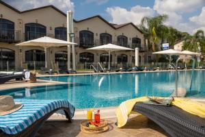 Bazén v ubytování Galilion Hotel nebo v jeho okolí