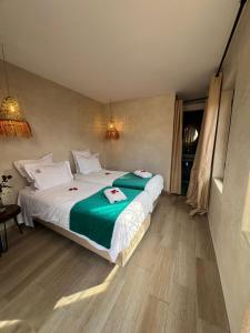 Postel nebo postele na pokoji v ubytování Riad Vendôme & Spa
