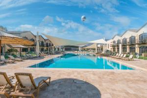 Bazén v ubytování Galilion Hotel nebo v jeho okolí