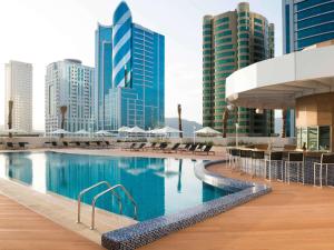 Bazén v ubytování Ibis Fujairah nebo v jeho okolí