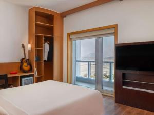 Postel nebo postele na pokoji v ubytování Ibis Fujairah