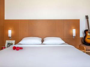 Postel nebo postele na pokoji v ubytování Ibis Fujairah