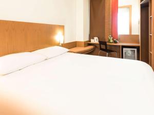 Postel nebo postele na pokoji v ubytování Ibis Fujairah