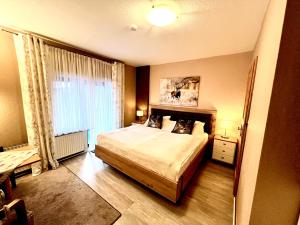 Un dormitorio con una cama grande y una ventana. en Zimmer Nr 4 im Haus Sabine, en Braunlage 8 fotos más