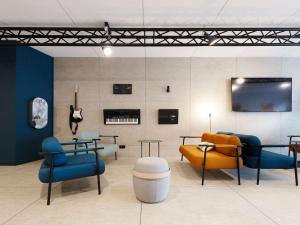 TV a/nebo společenská místnost v ubytování ibis Styles Nancy Centre Gare