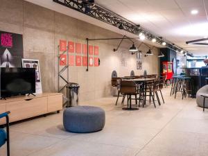 TV a/nebo společenská místnost v ubytování ibis Styles Nancy Centre Gare