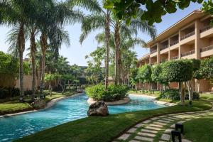 Bazén v ubytování Dusit Thani LakeView Cairo nebo v jeho okolí