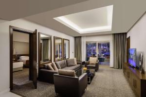 TV a/nebo společenská místnost v ubytování Dusit Thani LakeView Cairo