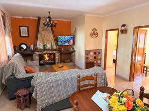 Et tv og/eller underholdning på Casa Rural NIEVES piscina privada