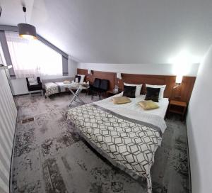 pokój hotelowy z dużym łóżkiem i biurkiem w obiekcie Cynamon w Nowym Sączu