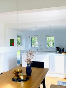 Kuchyň nebo kuchyňský kout v ubytování Nordsee im Blick - Kamin & Privat-Garten - Design-Haus Heverstrom