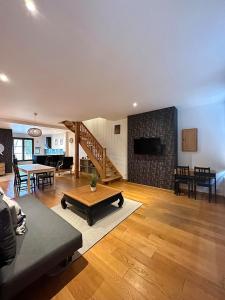 a living room with a couch and a table at Le Soleil-Levant centre-ville in Chalon-sur-Saône