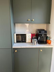um balcão de cozinha com um micro-ondas e uma torradeira em Sea views in Dugort em Achill Island