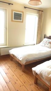 um quarto com duas camas e uma janela em Sea views in Dugort em Achill Island