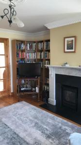 uma sala de estar com lareira e televisão em Sea views in Dugort em Achill Island