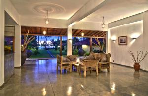 TV a/nebo společenská místnost v ubytování Weligama Bay Resort