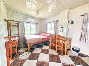 Ένα ή περισσότερα κρεβάτια σε δωμάτιο στο Jira Hotel