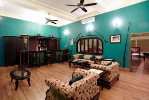 - un salon avec deux canapés et une table dans l'établissement Welcomhotel by ITC Hotels, Fort & Dunes, Khimsar, à Khimsar