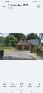 zwei Bilder eines Hauses und ein Bild eines Gebäudes in der Unterkunft Cottage with 360 views in Gilwern