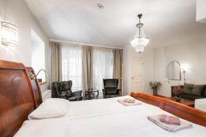 Un dormitorio con una cama y una sala de estar. en AirHome - Royal Family, en Tallin