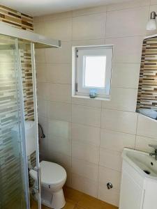 Ένα μπάνιο στο Little House with Garden Siófok