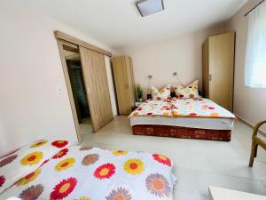 Ένα ή περισσότερα κρεβάτια σε δωμάτιο στο Little House with Garden Siófok +6 φωτογραφίες