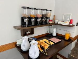 eine Küche mit einem Tisch, auf dem Essen steht in der Unterkunft Hotel Boutique Calash in Mar del Plata